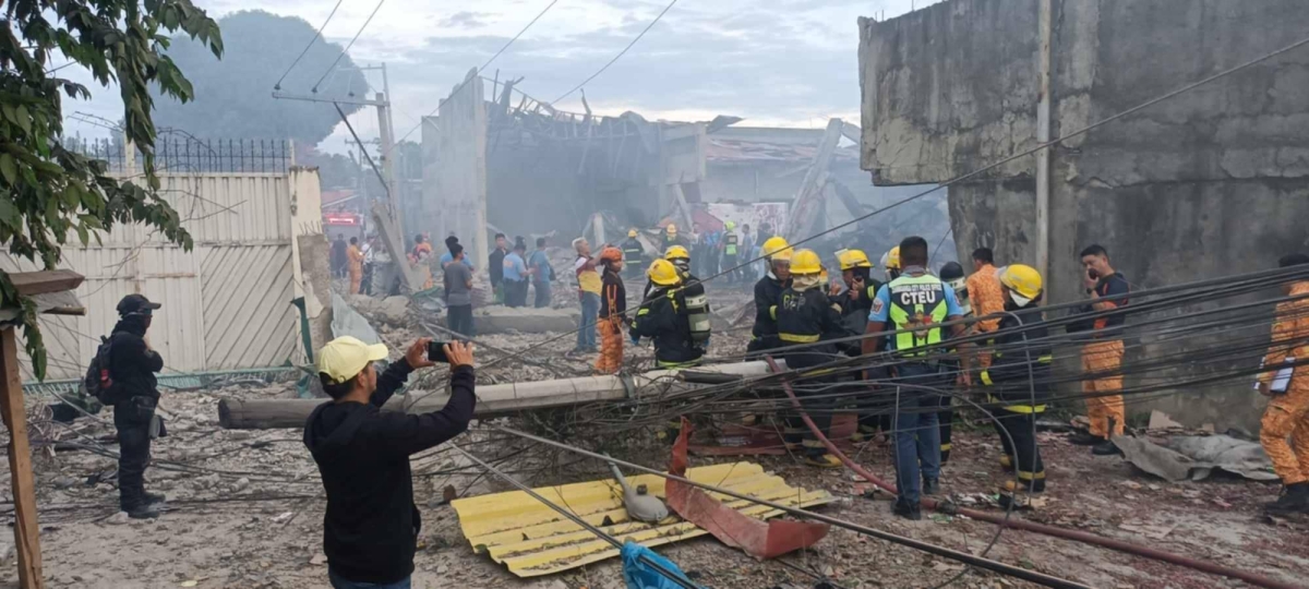 Firemen and rescuers rush to the scene of a firecracker factory blast in Zamboanga City on Saturday afternoon. PHOTOS BY ZAMBOANGA CITY DISASTER RISK REDUCTION MANAGEMENT OFFICE 