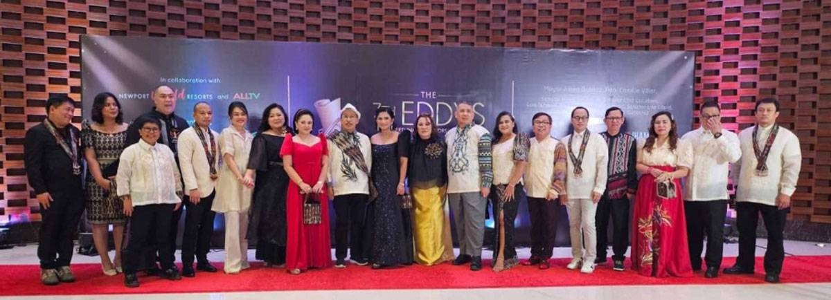 Mga kampeon ng Philippine Cinema at mga miyembro ng SPEEd (mula kaliwa) Rito Asilo (Inquirer), Nathalie Tomada (Philippine Star), Anna Pingol (PikaPika.ph), Jun Lalin (Forward), Nickie Wang (Manila Standard) at Dinah Ventura (Daily Tribune ), Gie Trillana (Malaya Business Insight), Tessa Mauricio-Arriola (The Manila Times), Eugene Asis (People's Journal), Salve Asis (Filipino Star Today), Ian Farinas (People's Tonight), Jerry Olea (PEP.ph ), Maricris Nicasio (Forward), Rohn Romulo (People's News), Janiz Navida (Bulgar), Bobby Requintina (Manila Bulletin) and Neil Ramos (Tempo).