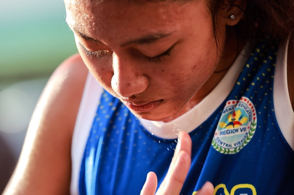 Asia Paraase (425) of Central Visayas wins the first gold in the 64th Palarong Pambansa in the 3000m secondary girls' event, at the Cebu City Sports Center on July 11, 2024.. Paraase clocked 10:27.36. PHOTOS BY RIO DELUVIO
