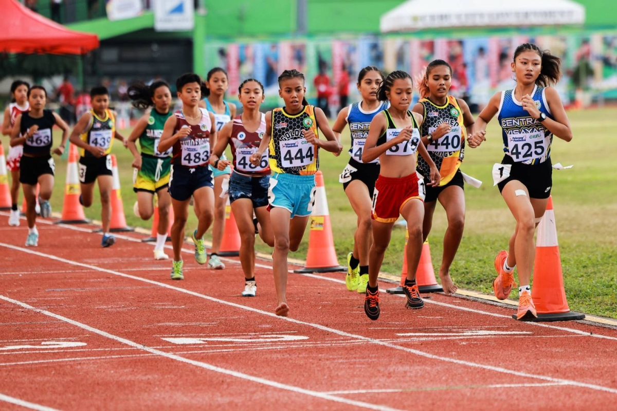 Asia Paraase (425) of Central Visayas wins the first gold in the 64th Palarong Pambansa in the 3000m secondary girls' event, at the Cebu City Sports Center on July 11, 2024.. Paraase clocked 10:27.36. PHOTOS BY RIO DELUVIO
