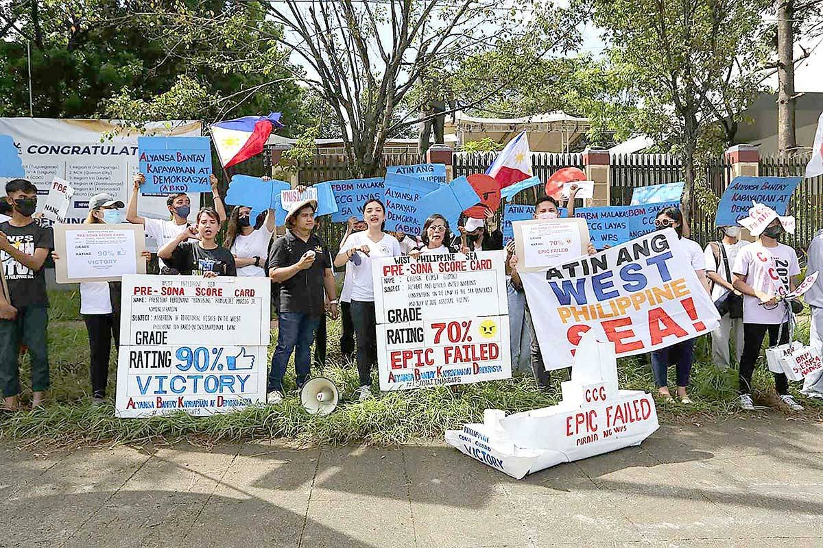 SPEAKING OUT Youth leaders under the Alyansa Bantay Kapayapaan at Kaunlaran (ABKD) stage a pre-SONA peace rally at the
Commission on Human Rights in Commonwealth Avenue, Quezon City, on July 20, 2024, during which they presented the scorecards of President Ferdinand Marcos Jr. and China in relation to the West Philippine Sea territorial disputes. Rodolfo ‘RJ’ Villena Jr., ABKD convenor and spokesman, said youth leaders gave President Marcos a score of 90 percent for asserting the sovereign rights of the country over the West Philippine Sea while they gave China 70 percent for disrespecting the United Nations Convention on the Law of the Sea (Unclos) and for employing ‘bullying tactics’ against Philippine vessels. PHOTO BY JOHN ORVEN VERDOTE