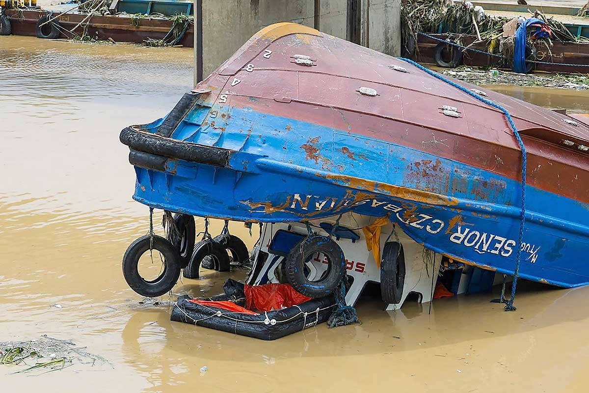 TOPSY-TURVY A small vessel lies upside down in the Pasig River a day after Typhoon ‘Carina’ pounded Metro Manila. PHOTO BY JOHN ORVEN VERDOTE