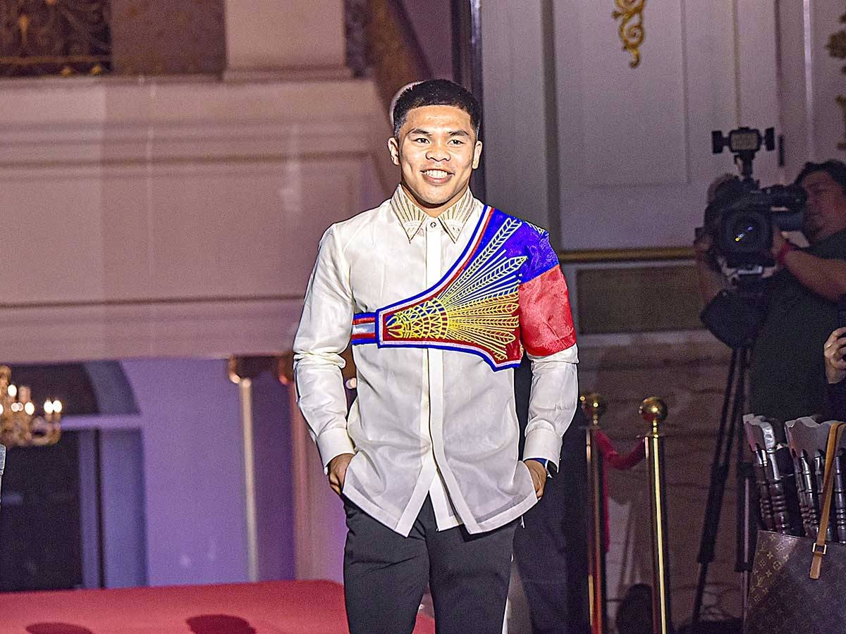 HOPE AND PRIDE Carlo Paalam wears designer Francis Biliran’s ‘Sinag’ creation, which the Filipino boxer will wear at the opening of the Paris Games on July 26, 2024 (local time). The ‘Sinag’ design draws inspiration from the sun’s rays and serves as a symbol of hope and pride. PHOTO BY FRANCIS LIBIRAN