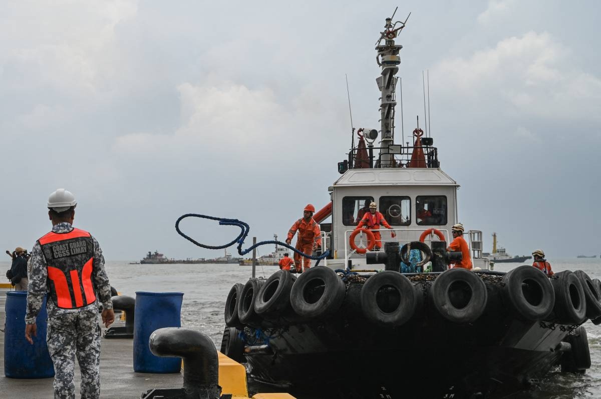 HELP COMES A tugboat from a private company arrives to assist in the oil spill response, at a port in Limay, Bataan on July 26, 2024. A Philippine-flagged tanker carrying 1.4 million liters of industrial fuel oil capsized and sank off Manila on July 25, authorities said, as they raced against time to contain the spill. PHOTO BY AFP