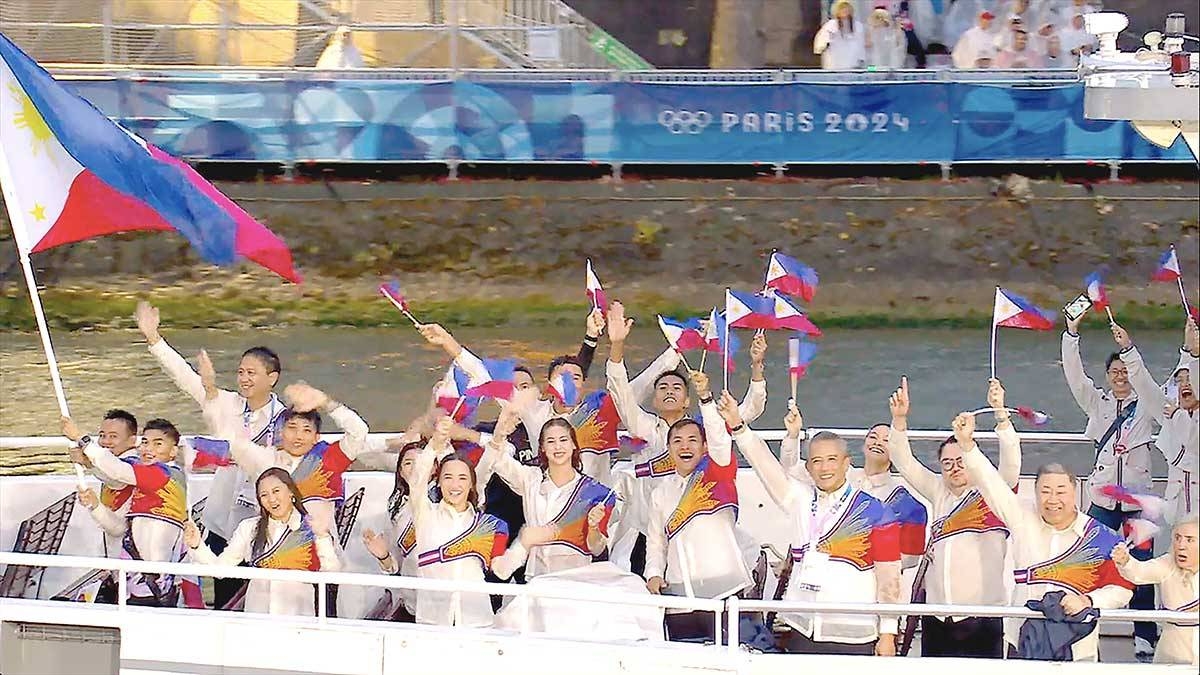 PROUD FILIPINOS The members of Team Philippines wave the country’s flag during the 2024 Paris Olympics opening ceremony on July 27, 2024 at the River Seine in Paris, France. PHOTO FROM THE OLYMPIC GAMES X ACCOUNT