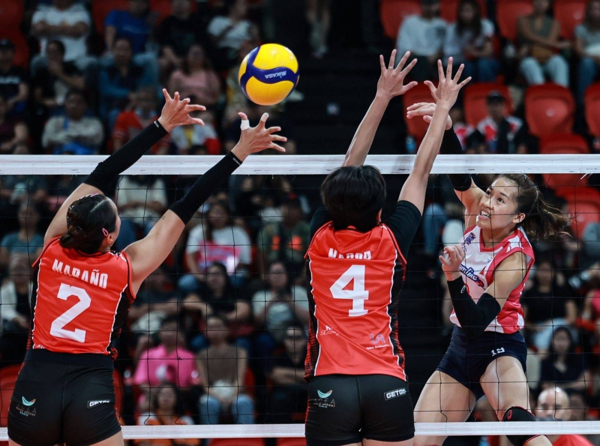 Creamline's Bernadette Pons (right) powered a crosscourt hit over Chery Tiggo's Aby Maraño, and Jasmine Nabor. PHOTO BY RIO DELUVIO