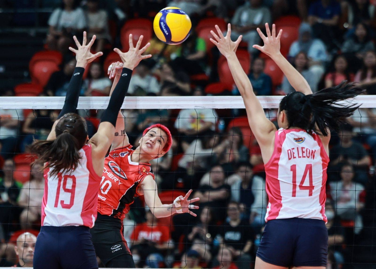 The Creamline Cool Smashers defeat the Chery Tiggo Crossovers in 4 sets, 25-20, 24-26, 25-16, 25-19 , in the Premier Volleyball League Reinforced Conference at the PhilSports Arena in Pasig City on July 30, 2024. PHOTOS BY RIO DELUVIO
