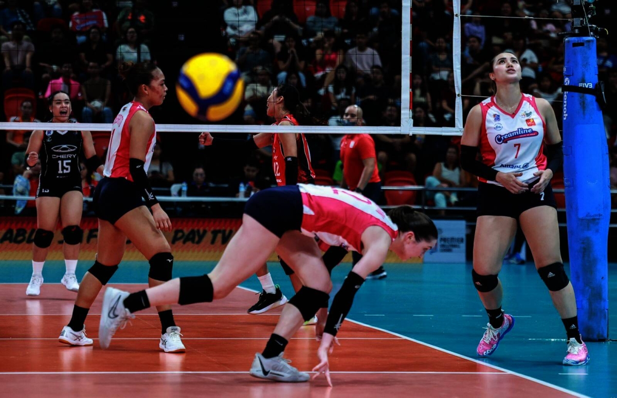 The Creamline Cool Smashers defeat the Chery Tiggo Crossovers in 4 sets, 25-20, 24-26, 25-16, 25-19 , in the Premier Volleyball League Reinforced Conference at the PhilSports Arena in Pasig City on July 30, 2024. PHOTOS BY RIO DELUVIO
