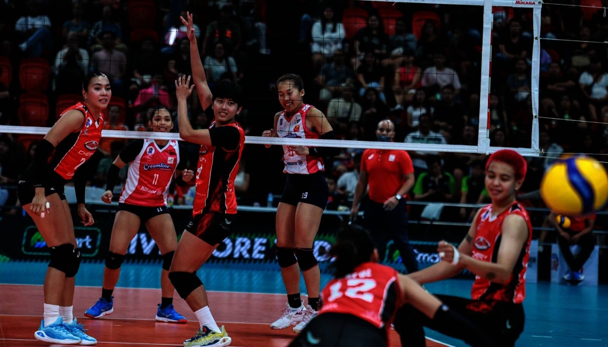 The Creamline Cool Smashers defeat the Chery Tiggo Crossovers in 4 sets, 25-20, 24-26, 25-16, 25-19 , in the Premier Volleyball League Reinforced Conference at the PhilSports Arena in Pasig City on July 30, 2024. PHOTOS BY RIO DELUVIO
