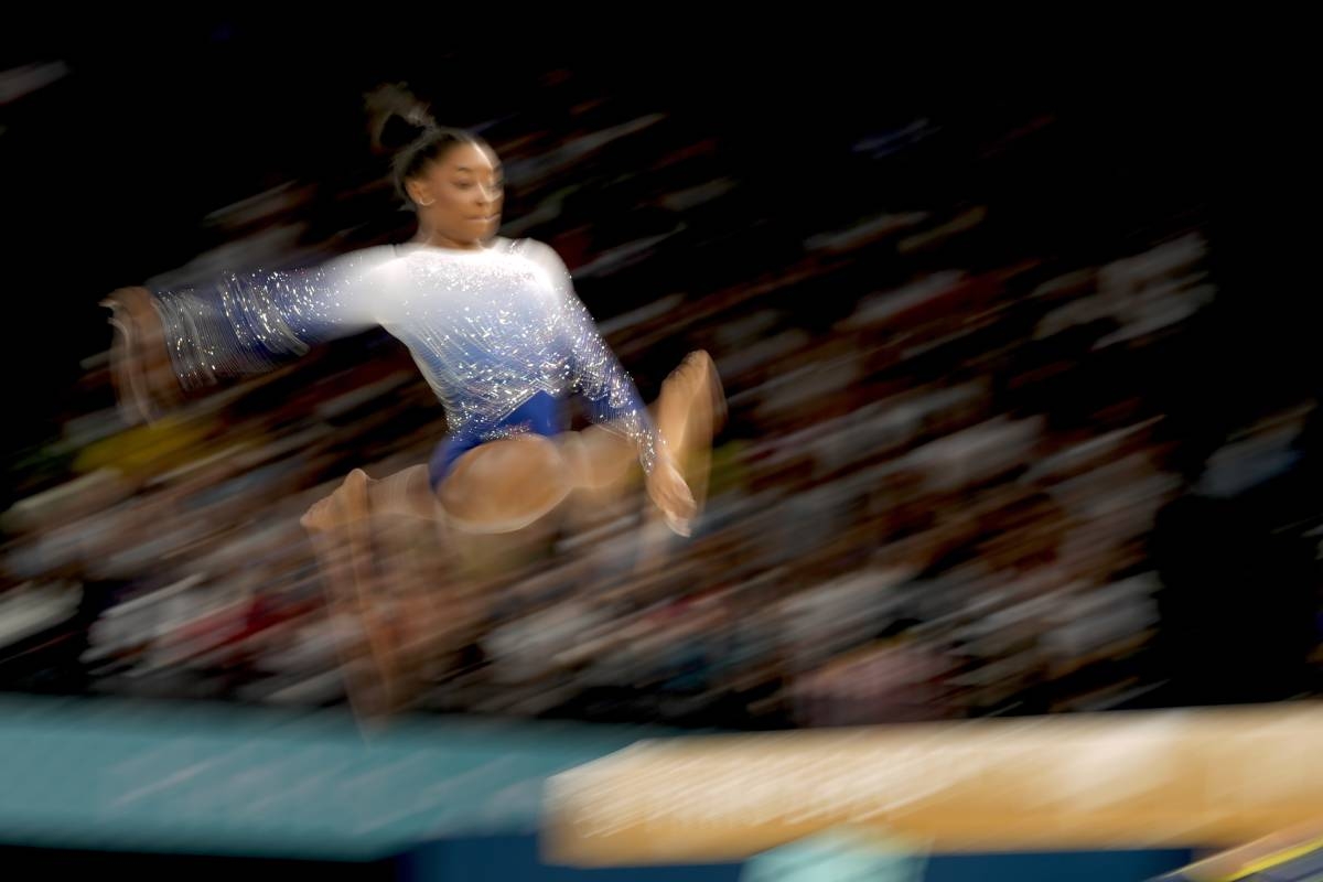 Simone Biles Slips Off The Balance Beam During Event Finals To Miss The