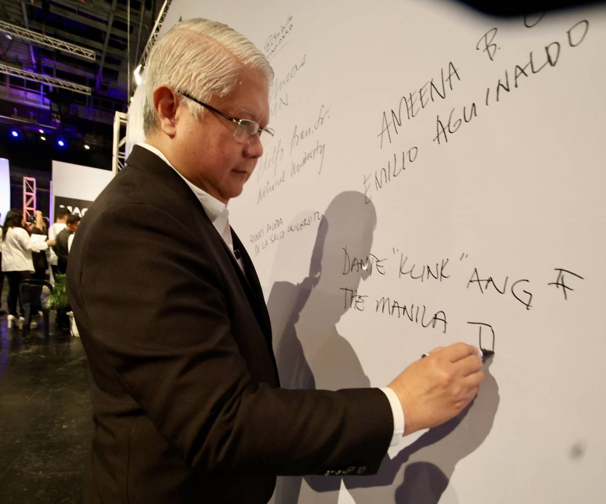 WRITTEN WORD The Manila Times Chairman and CEO Dante ‘Klink’ Ang II signs a covenant against fake news on Aug. 30, 2024. Dubbed ‘Panata: Kontra Fake News,’ the event was held at the GMA Network studio in Quezon City. PHOTO BY ISMAEL DE JUAN