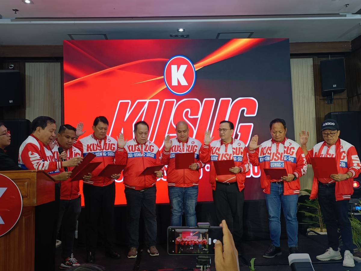 GETTING READY Led by former Cebu City Mayor Alvin Garcia (left), father of acting Mayor Raymond Alvin Garcia, the Kusug Party members take the oath of office on Sept. 24, 2024. PHOTO BY KAISER JAN FUENTES