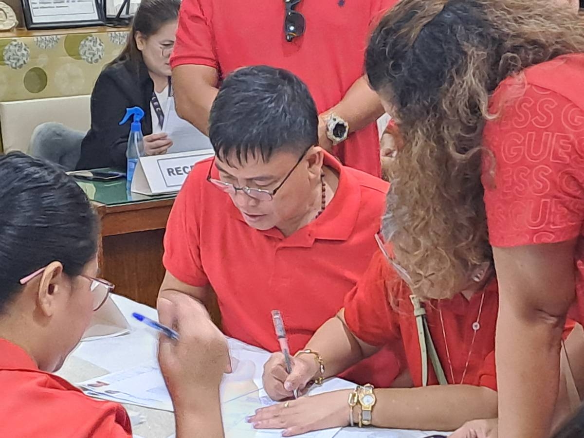 SEEKING FRESH MANDATE Sual, Pangasinan Mayor Liseldo ‘Dong’ Calugay, who was romantically linked with dismissed Bamban, Tarlac mayor Alice Guo, files his certificate of candidacy for third term at the Commission on Elections office in Sual, Pangasinan on Oct. 3, 2024. PHOTO BY GABRIEL L. CARDINOZA