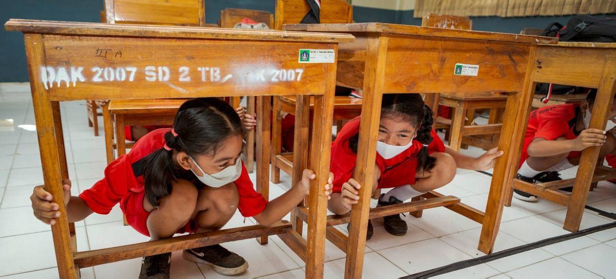 Tardy to Children in Indonesia practice tsumani preparedness drills at school. UNDRR/Antoine 