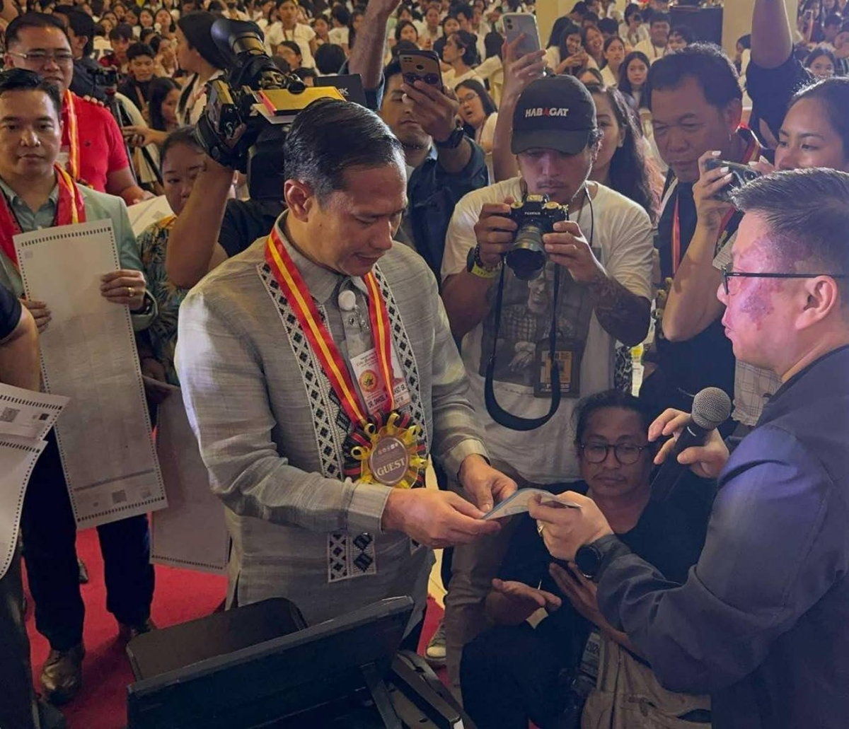 VOTERS’ EDUCATION CAMPAIGN Cebu Normal University President Daniel Ariaso Sr. (left) tests the new automated counting machine for the 2025 midterm elections during the voters’ education campaign with the Commission on Elections central office on Oct. 25, 2024 at the university. PHOTO BY KAISER JAN FUENTES