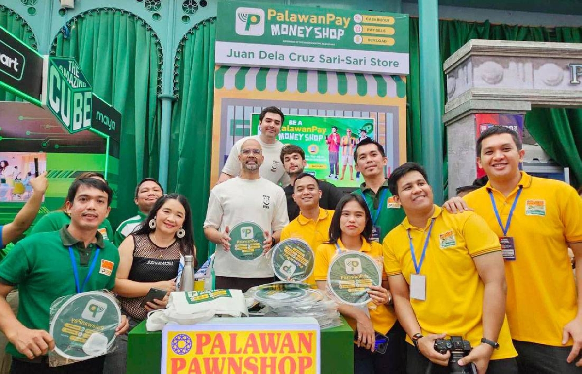 The Paras family together with officials of the Palawan Group of Companies during the Ultra Mega Expo 2024.