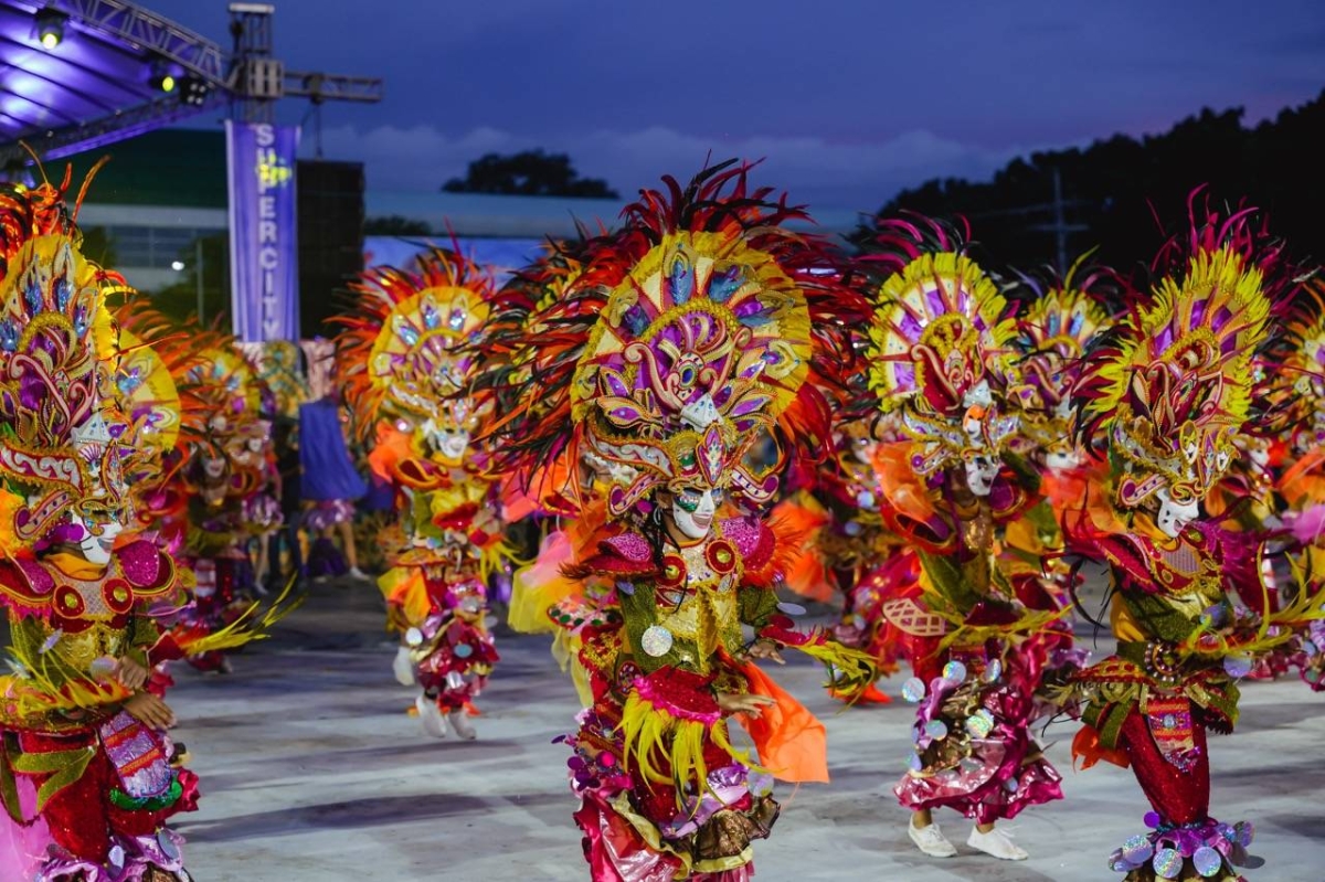 Ang mga mananayaw ng MassKara na nakasuot ng makukulay na maskara ay nagpasaya sa mga tao sa panahon ng MassKara Arena Competition. KONTRIBUTED PHOTO