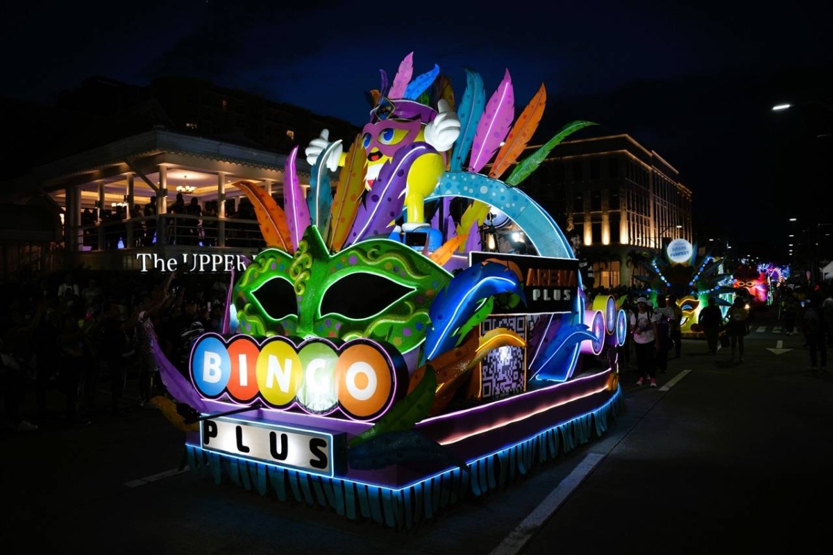 BingoPlus float na nagbibigay-liwanag sa mga kalye ng Bacolod sa panahon ng MassKara Electric Float Parade. KONTRIBUTED PHOTO