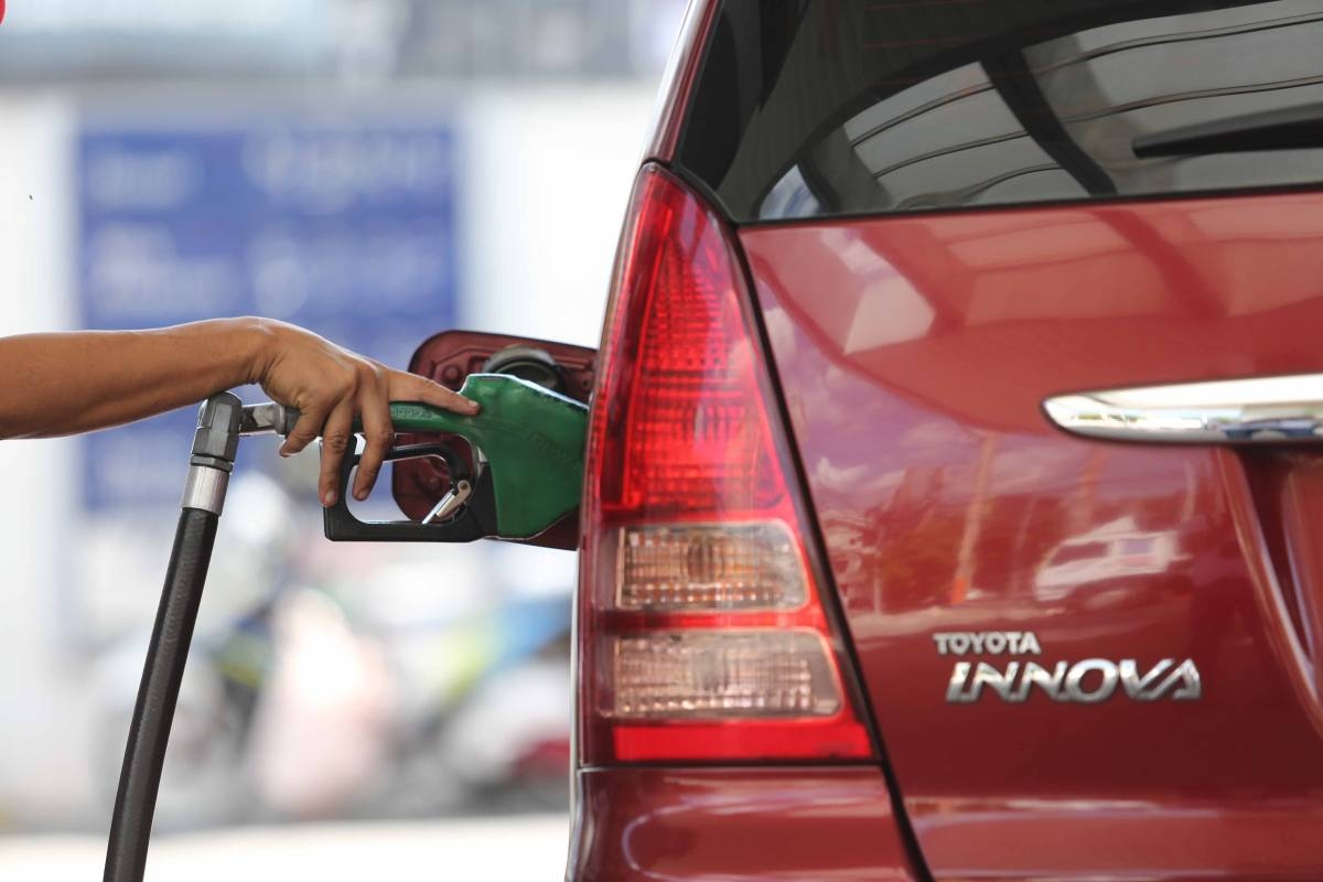 Gasoline price dips, diesel up