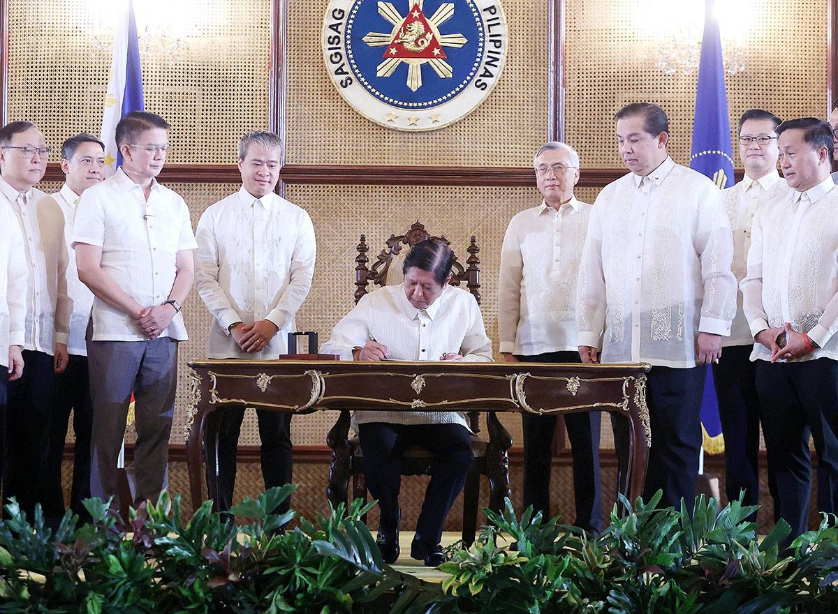 SIGNED President Ferdinand Marcos Jr. signs Republic Act 12063 or the Enterprise-Based Education and Training Act in Malacañang on November 7, 2024. PPA POOL/MARIANNE BERMUDEZ