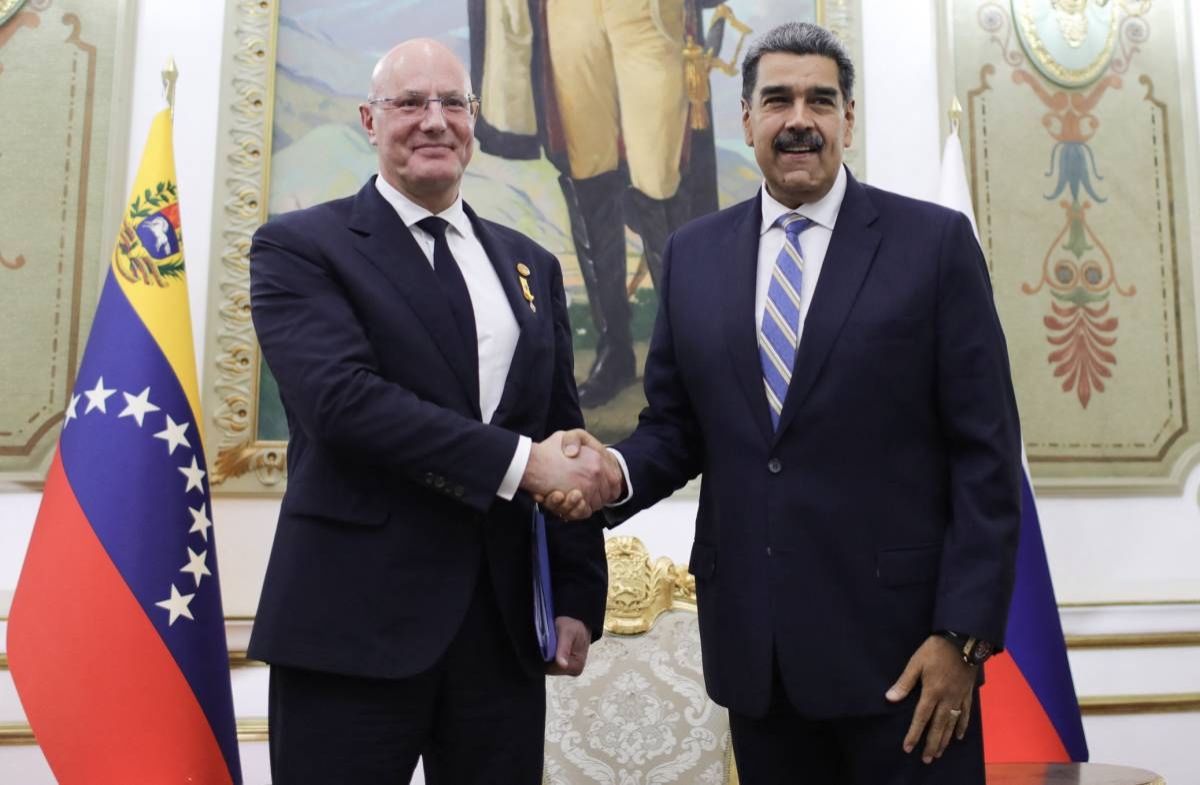 This handout picture released by Miraflores Press Office shows Venezuelan president Nicolas Maduro (R) shaking hands with Russian Deputy Prime Minister Dmitry Chernishenko in Caracas on November 7, 2024. - Venezuela and Russia signed new agreements on "intelligence", "espionage" and energy during a meeting in Caracas headed by the vice president of the Caribbean country, Delcy Rodriguez, and Russian Deputy Prime Minister Dmitry Chernishenko. (Photo by MARCELO GARCIA / Miraflores press office / AFP) / RESTRICTED TO EDITORIAL USE - MANDATORY CREDIT "AFP PHOTO / MIRAFLORES PRESS OFFICE " - NO MARKETING NO ADVERTISING CAMPAIGNS - DISTRIBUTED AS A SERVICE TO CLIENTS