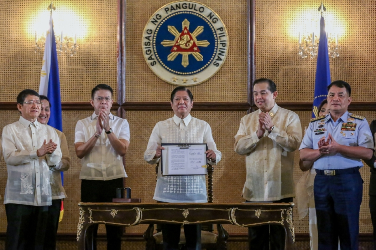 Marcos signs 2 key sea laws