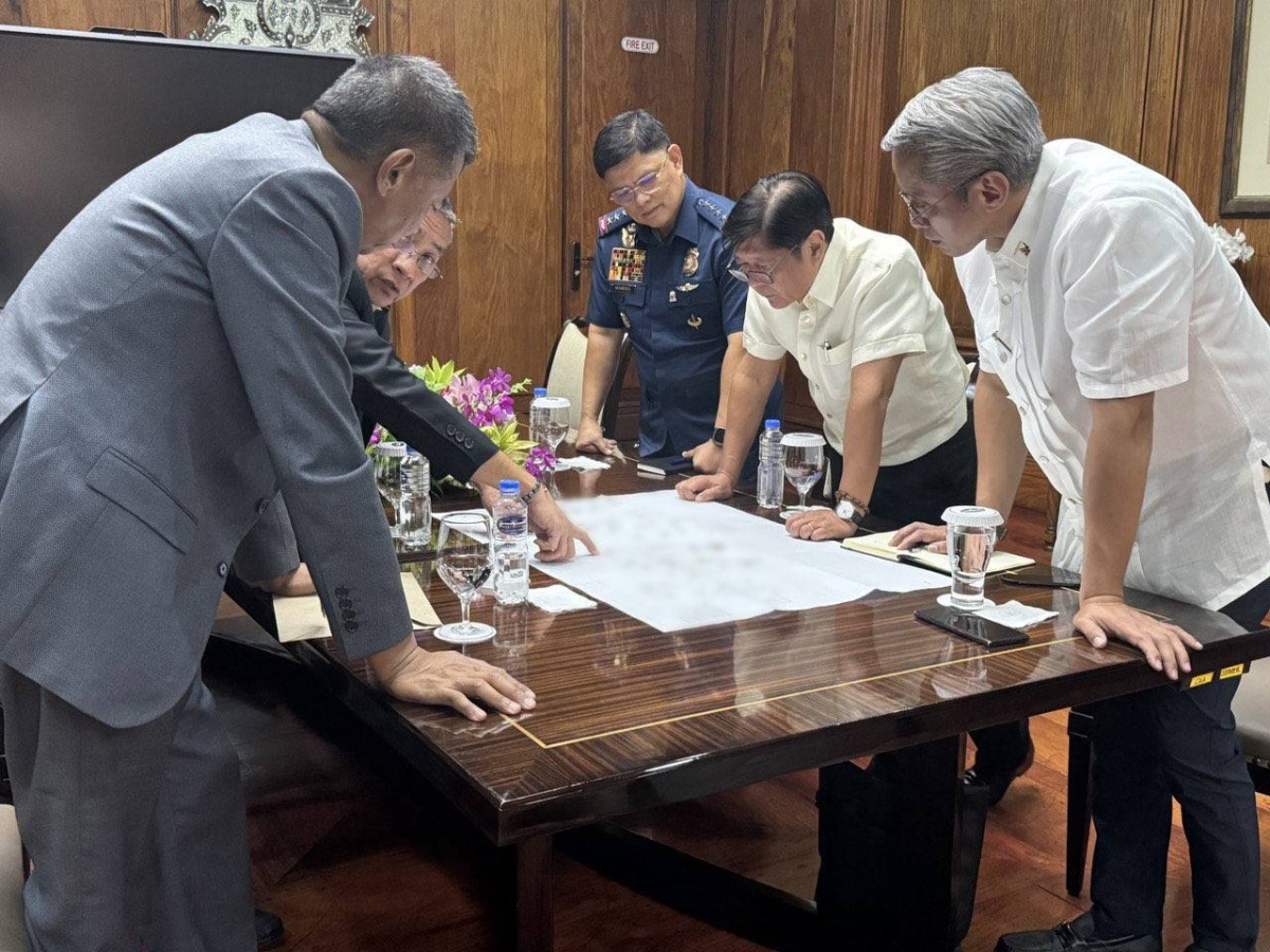 HIS DRUG WAR President Ferdinand Macos Jr. meets with his officials in Malacanang on Nov. 11, 2024 to discuss his campaign against illegal drugs. PHOTO COURTESY OF MALACANANG