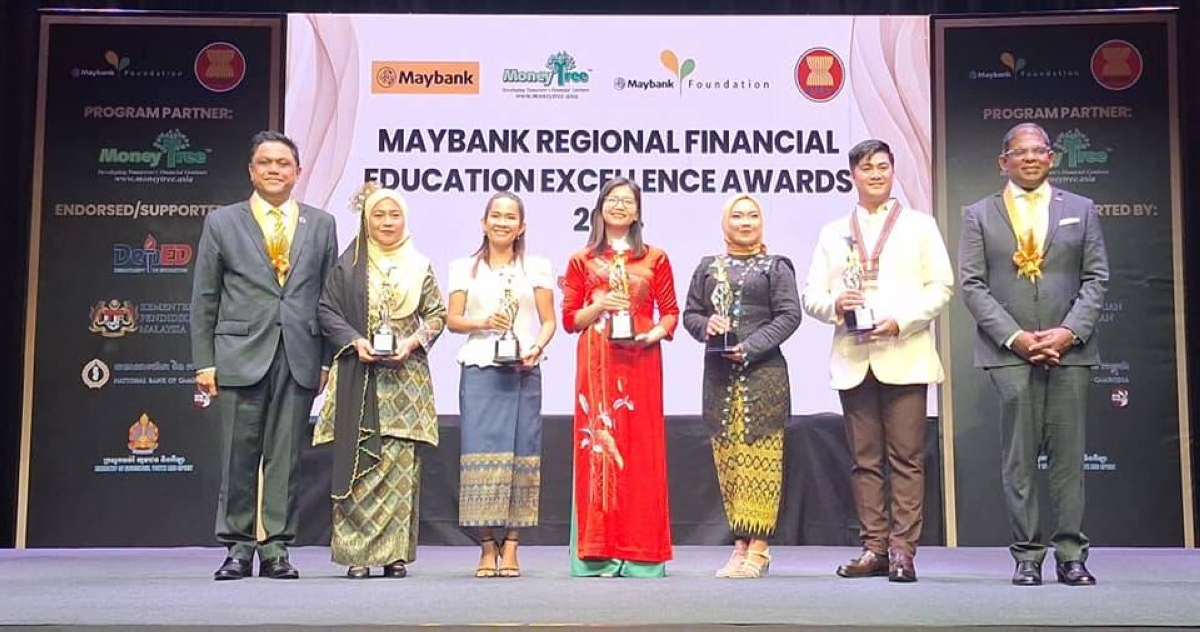 Maybank Regional Financial Education Excellence Awards 2024 Best Educator awardees from Cambodia, Indonesia, Malaysia, the Philippines and Vietnam with Maybank Group Chief Sustainability Officer Sharil Azuar Jimin (left) and Malaysian Ambassador to the Philippines Dato' Abdul Malik Melvin Castelino (right).