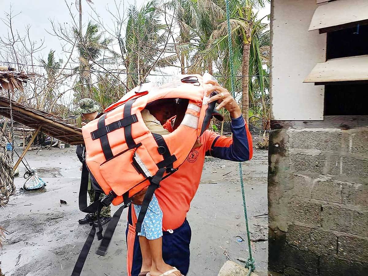 TO SAFETY This handout photo taken on Nov. 14, 2024 and released by Buguey Municipal Disaster Risk and Reduction Management Office via Cagayan Provincial Public
Information Office shows a rescuer carrying a young resident during a forced evacuation operation in Buguey town, Cagayan province, ahead of Super Typhoon Ofel’s landfall.
AFP PHOTO/BUGUEY MUNICIPAL DISASTER RISK AND REDUCTION MANAGEMENT OFFICE VIA CAGAYAN PROVINCIAL PUBLIC INFORMATION OFFICE