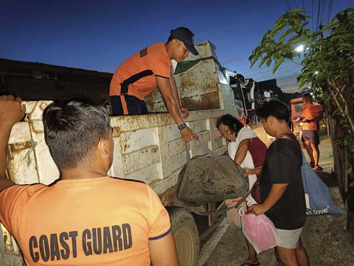 A handout photo made available by the Philippine Coast Guard (PCG) shows PCG personnel helping residents evacuate in anticipation of typhoon Man-Yi in Catanduanes province, Philippines, 15 November 2024 (issued 16 November 2024). The Philippines' weather bureau forecasts the center of Typhoon Man-Yi to be 120 kilometers east of Catanduanes province and could make landfall in the Bicol region during the weekend, prompting local government units in the typhoon's projected path to encourage residents to evacuate to safe facilities and take precaution against possible floods and strong winds. EPA-EFE/PHILIPPINE COAST GUARD