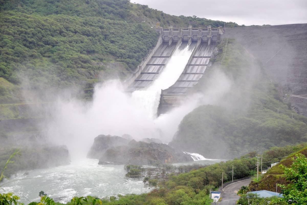 File photo of the San Roque Dam in San Manuel, Pangasinan. As of 8 a.m. on Nov 17, the dam's water level was about 277.17 meters above sea level (masl), just  2.83 meters below its normal high water level of 280 masl. PHOTO BY GABRIEL CARDINOZA