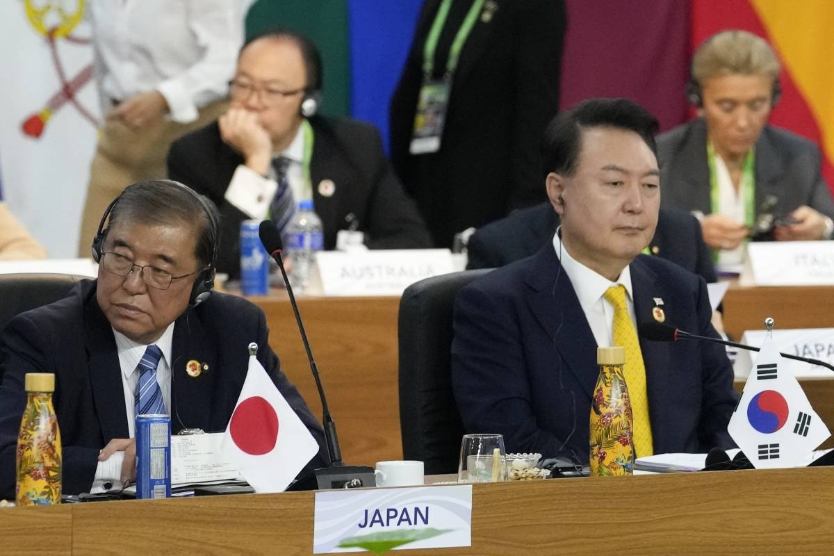 IN THE RED Japan’s Prime Minister Shigeru Ishiba (left) and South Korea’s President Yoon Suk Yeol attend the Group of 20 Summit leaders meeting in Rio de Janeiro on Nov. 18, 2024. Japan posted a trade deficit for the fourth straight month in October totaling 461 billion yen ($3 billion) due to a weak yen and rising cost of energy. AP PHOTO