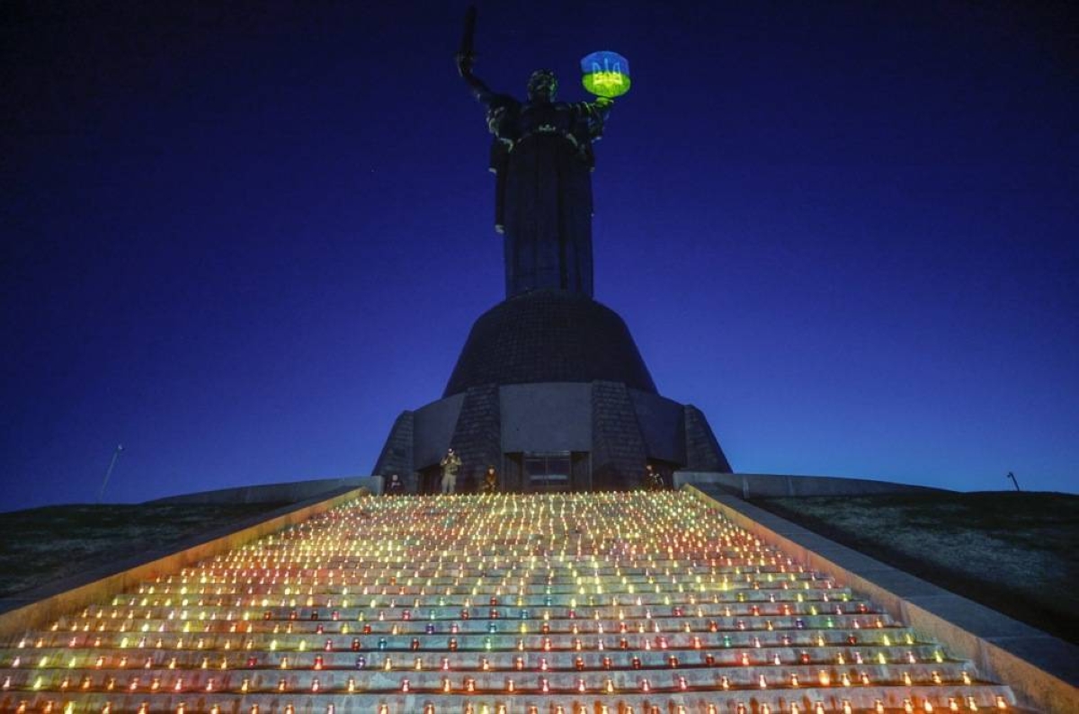 LIGHT THE WAY Ukrainians light 1,000 candles to mark 1,000 days since the start of Russia's full-scale invasion of their country, at the base of the Motherland Monument in Ukraine’s capital Kyiv on Nov. 19, 2024. EPA PHOTO