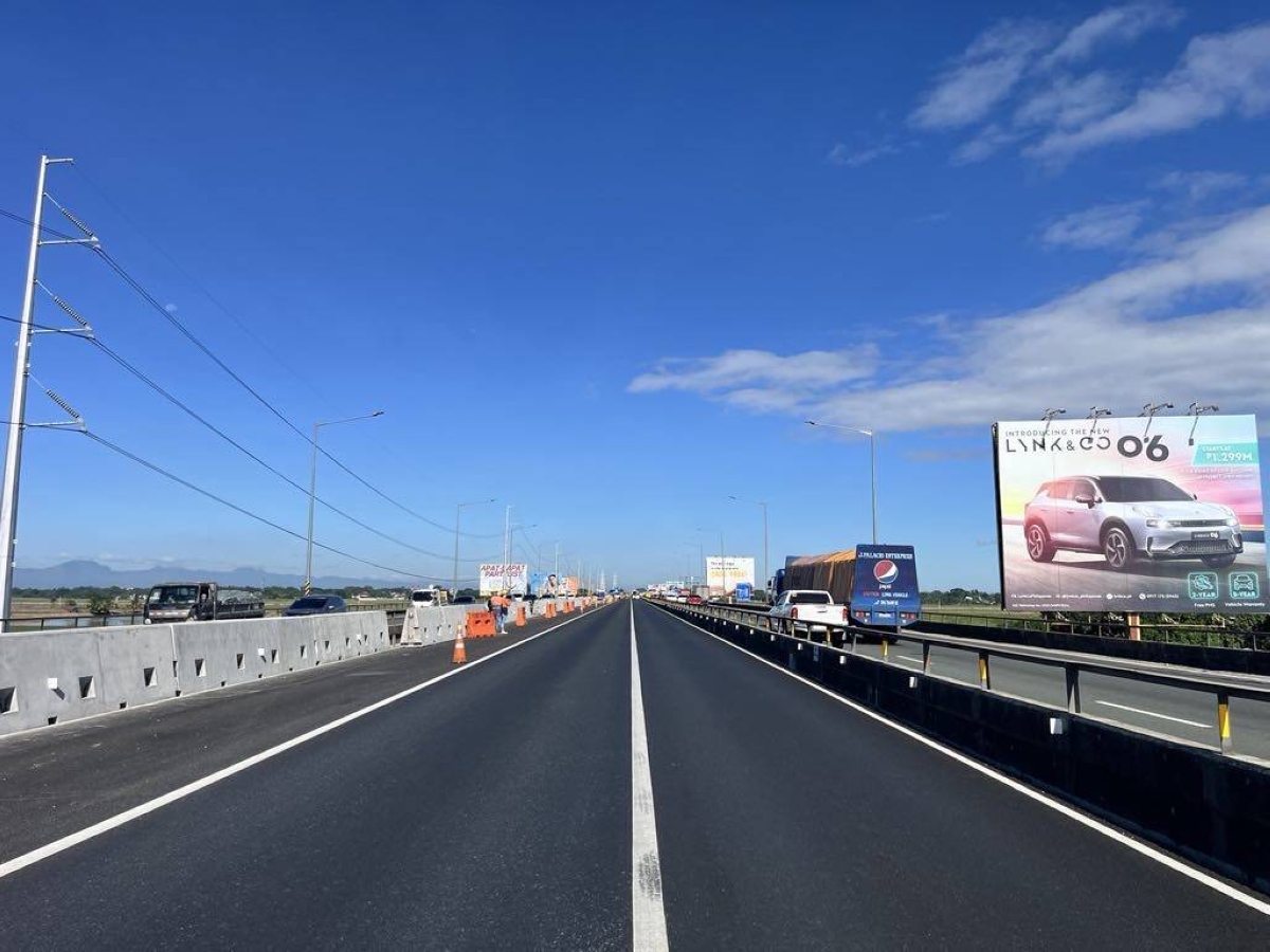 P9-BILLION VIADUCT (below) NLEX Corp. officials led by president and general manager J. Luigi Bautista (right) and Pampanga 4th District Rep. Anna York Bondoc (left) are joined by local officials from Bulacan and Pampanga as they conduct an ocular inspection on Nov. 20, 2024, at the P9-billion NLEX Candaba 3rd Viaduct set to open before holiday season. PHOTO BY FREDERICK SILVERIO