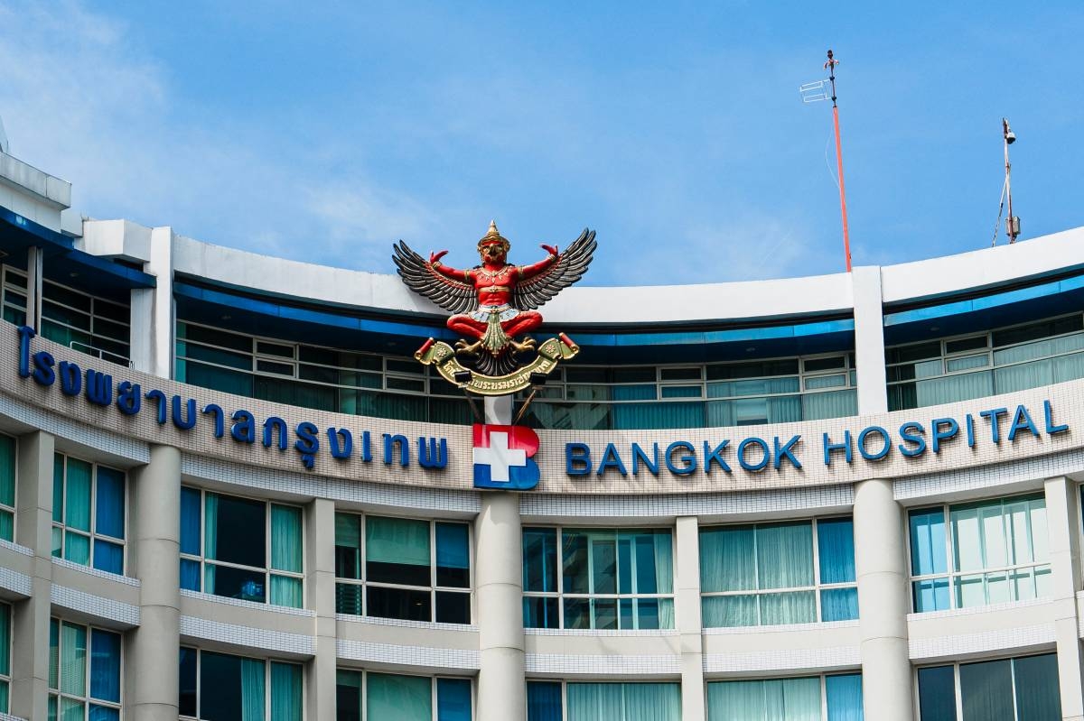 This photo shows the logo of the Bangkok Hospital in Bangkok on November 21, 2024. - A young Australian woman has died and another is fighting for her life in hospital in Bangkok on November 21, 2024 after a suspected mass methanol poisoning in Laos, Australia's prime minister said. (Photo by Chanakarn Laosarakham / AFP)