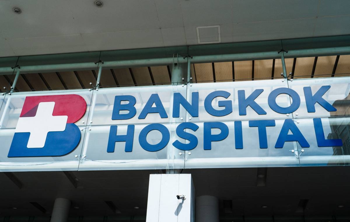 This photo shows the logo of the Bangkok Hospital in Bangkok on November 21, 2024. - A young Australian woman has died and another is fighting for her life in hospital in Bangkok on November 21, 2024 after a suspected mass methanol poisoning in Laos, Australia's prime minister said. (Photo by Chanakarn Laosarakham / AFP)