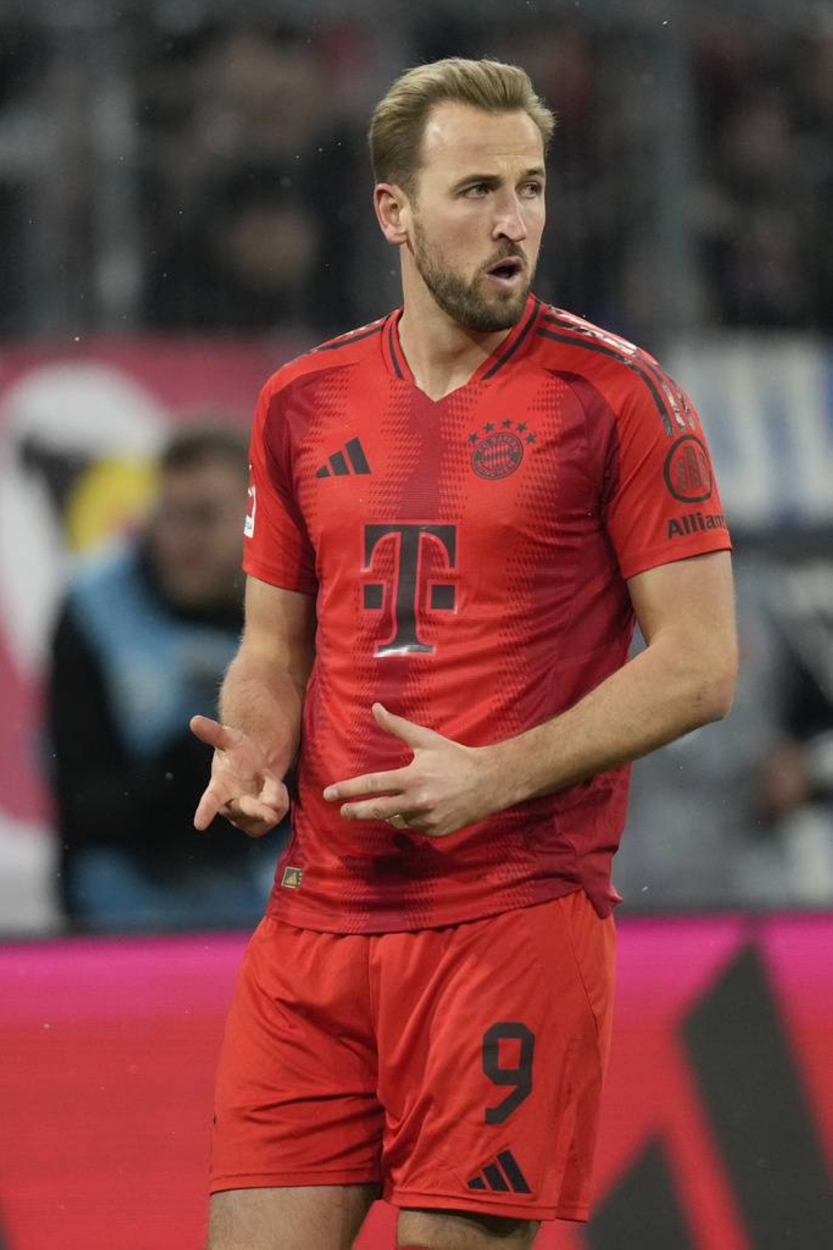 SCORING MACHINE Harry Kane du Bayern célèbre après avoir marqué le premier but avec le penalty lors du match de football de Bundesliga entre le Bayern Munich et Augsbourg à l'Allianz Arena de Munich, en Allemagne, le 22 novembre 2024. AP PHOTO