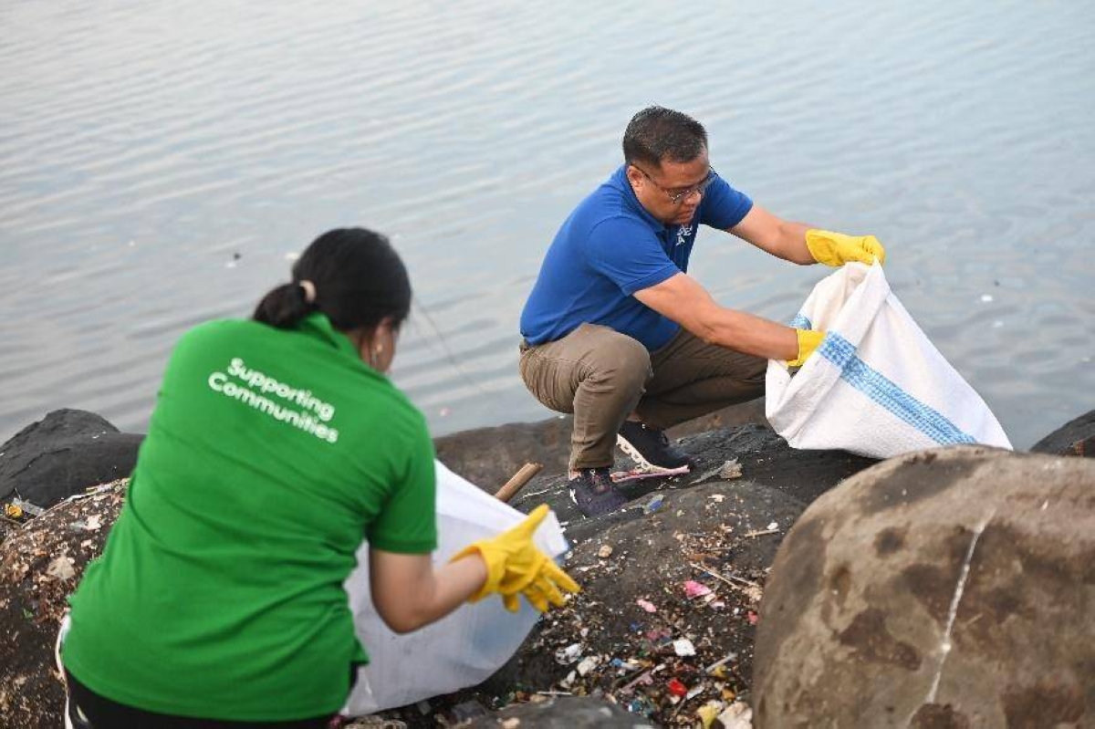 VOLUNTEERS IN ACTION More than 27,000 volunteers from the public, private and academic sectors are taking part in this year's coastal cleanup, highlighting the power of community-led action. PHOTO FROM SM