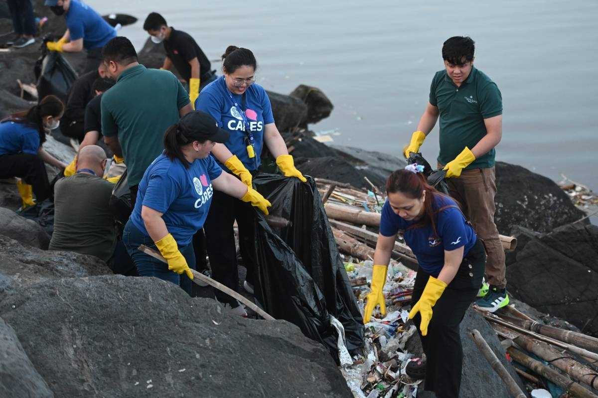 COASTAL CLEANUP SM demonstrates concern for the environment by carrying out extensive cleaning. PHOTO FROM SM