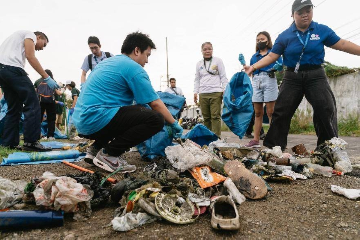 LESS WASTE, STEP BY STEP Volunteer employees from SM Seaside Cebu and SM City Cebu sort collected waste, reaffirming the company's goal of a zero-waste future even during coastal cleanup efforts. PHOTO FROM SM