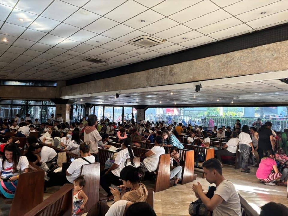 EDSA SHRINE GATHERING
People mass at the EDSA Shrine in Pasig City on Nov. 26, 2024. It is not clear why they have been gathering at the Shrine as as early as 6 a.m. but the Church has opened its doors to them. FACEBOOK/EDSA SHRINE