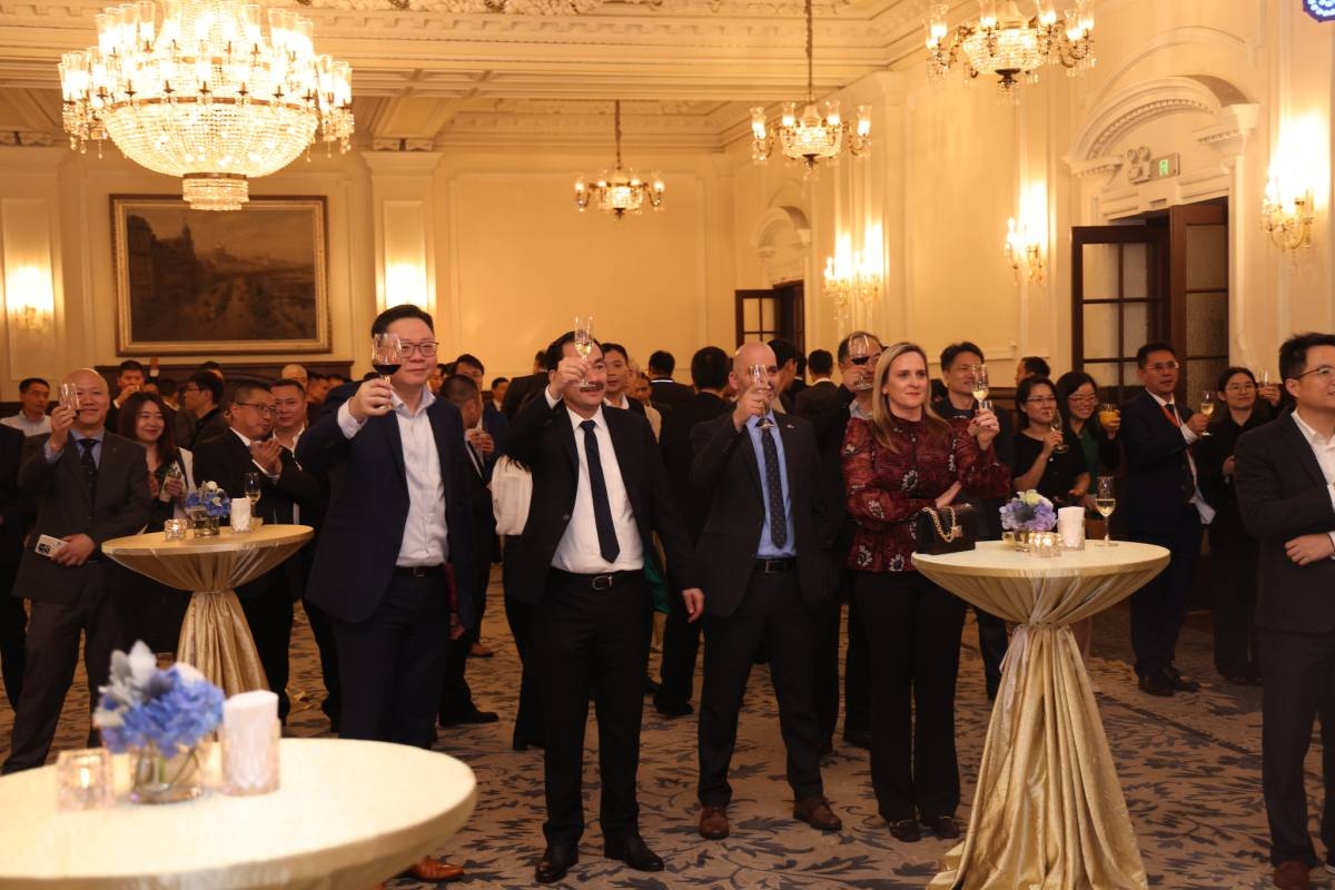 Guests raise a glass to celebrate the 10th anniversary of the CSM Shanghai office. PHOTO from Columbia Shipmanagement