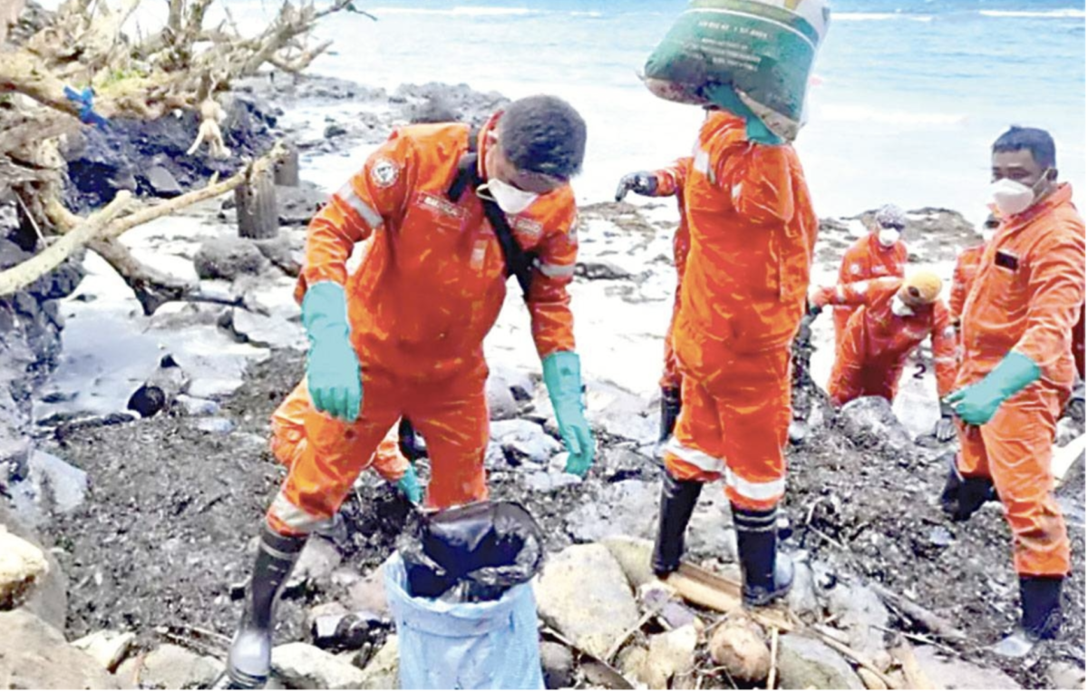 Philippine Coast Guard personnel collect debris following the sinking of MT Princess Empress in Oriental Mindoro. FILE PHOTO