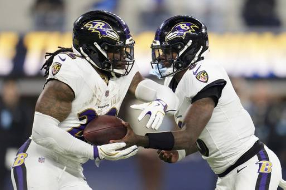 TAKE IT Baltimore Ravens running back Derrick Henry (left) takes a hand off from quarterback Lamar Jackson during the second half of an NFL football game against the Los Angeles Chargers, Nov. 25, 2024, in Inglewood, California. AP PHOTO