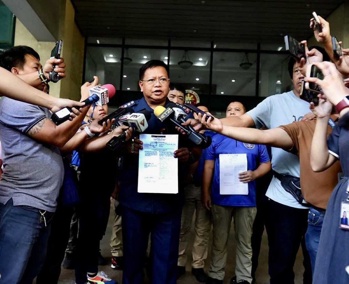 Col. Melecio Buslig, (R) Quezon City Police District (QCPD) acting district director, accompanies Lt. Col. Van Jason Villamor (L), QCPD medical and dental chief, on Nov. 27, 2024 at the Quezon City Prosecutors Office to file a complaint against Vice President Sara Duterte and her staff for direct assault during an incident at the House of Representatives Detention Center and Veterans Memorial Medical Center (VMMC) involving the detention of lawyer Zuleika Lopez, Duterte’s chief of staff. Villamor was allegedly pushed and assaulted by Duterte's staff and was also verbally assaulted by the Vice President herself. PHOTO BY ISMAEL DE JUAN
