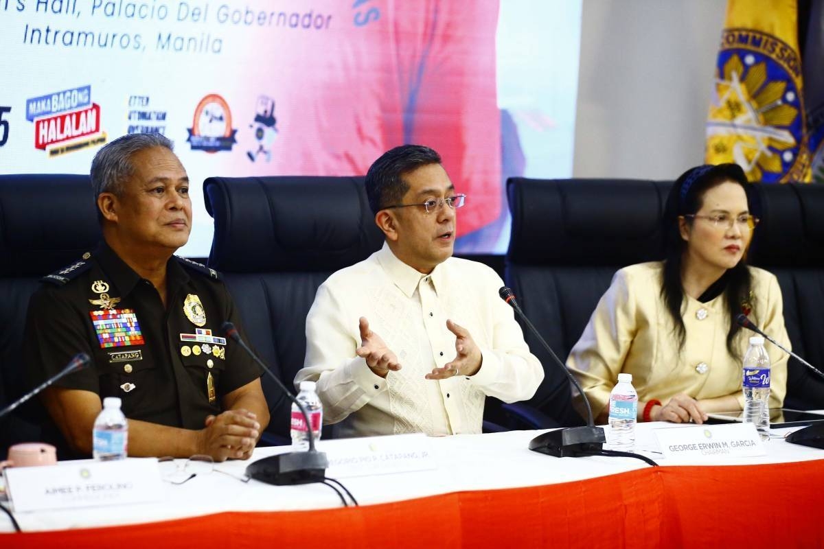 RIGHT TO VOTE Commission on Elections (Comelec) Chairman George Erwin Garcia with Comelec Commissioner Aimee Ferolino, Bureau of Correction (Bucor) Director General Gregorio P. Catapang Jr., Public Attorney's Office (PAO) Chief Persida V. Rueda-Acosta, and Bureau of Jail Management and Penology (BJMP) Chief Ruel S. Rivera sign a Memorandum of Agreement for their respective agencies in Manila, on Dec. 12, 2024 that will allow detainees to vote in the 2025 midterm polls. PHOTOS BY MIKE ALQUINTO