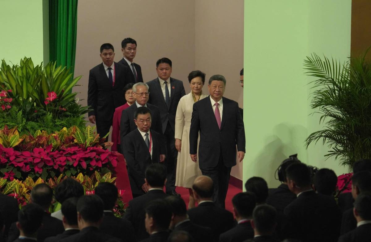 NEW CHALLENGES AHEAD Chinese President Xi Jinping, his wife Peng Liyuan and incoming Chief Executive Sam Hou-fai arrive for the latter’s inauguration ceremony in Macau on Dec. 20, 2024. AFP Photo