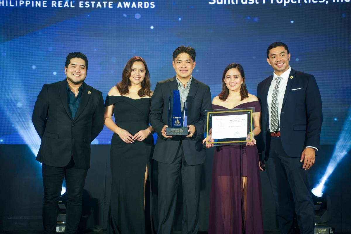 SUNTRUST PROPERTIES WINS The photo shows Suntrust First Vice President Lawyer Basilio Almazan Jr. (middle), accompanied by Suntrust’s Senior Manager for Corporate Events and Communications Princess Tobias (2nd from right) and head of Vertical Projects Josephine Mariano (2nd from Left). PHOTO FROM SUNTRUST