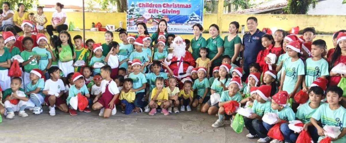 CELEBRATING WITH KIDS Santa makes a special appearance at the Batea Elementary School in E.B. Magalona. PHOTO FROM MARAPARA ROTARY