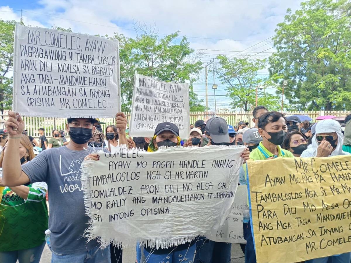 PROTEST Supporters of dismissed Mandaue City mayor Jonas Cortes holds a rally in front of the Comelec office in Mandaue City on Dec. 20, 2024, to protest the Comelec's decision to cancel the certificate of candidacy of Cortes. PHOTO BY KAISER JAN FUENTES